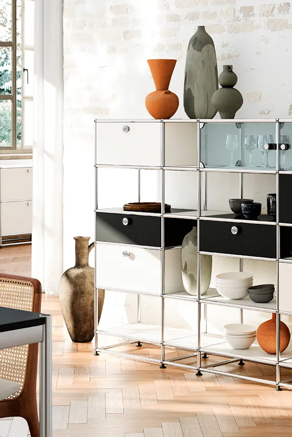 Esszimmer eingerichtet mit USM Haller Möbeln. 