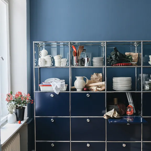 Esszimmer in Altbauwohnung mit großem USM Haller Regal in Weiß.